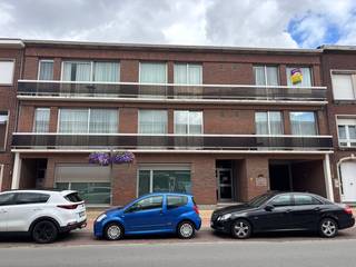 Aangenaam appartement met <strong>twee ruime slaapkamers</strong>, gelegen op een <strong>gunstige locatie in Burcht</strong>, dichtbij winkels, scholen, openbaar vervoer en belangrijke invalswegen.<br /><br />Wanneer je het appartement binnenkomt, kom je terecht in de inkomhal met ingemaakte kasten.<br />Vanuit de inkomhal kom je in de ruime en lichtrijke living, die toegang geeft tot het terras.<br /><br />Aansluitend vind je de keuken, voorzien van ingebouwde toestellen. De vaatwasser kan eventueel worden overgenomen.<br /><br />Verder beschikt het appartement over twee ruime slaapkamers en een badkamer.<br />Ook vanuit de slaapkamers heb je toegang tot een tweede gezellig terrasje.<br /><br />Daarnaast is er een apart gastentoilet en twee aparte bergingen aanwezig.<br /><br />Tot slot beschikt het appartement over een <strong>privé garagebox</strong>.<br /><br /><strong>Praktische informatie:</strong>
<ul>
	<li>Beschikbaar vanaf 1/12/2026</li>
	<li>Gemeenschappelijke kosten per maand: € 50,-</li>
	<li>Huurwaarborg: 3 maanden huur (€2.790,-)</li>
	<li>Combi ingaande + uitgaande plaatsbeschrijving: € 285,- incl. 21 % BTW (per partij)</li>
</ul>
Interesse? Neem gerust contact op voor meer informatie of een bezoek ter plaatse.<br /><br />Neem een kijkje op www.immoselekt.be voor ons volledige huuraanbod.<br /> 