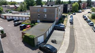 <p>In de rustige en mooie omgeving van de Hoenderhoflaan in Kapellen, presenteren wij een charmant instapklaar appartement.  Het appartement heeft 3 gevels dus meer vensters die in elke kamer voor natuurlijk licht zorgen. Het is tevens gelegen in een doodlopende straat. <br />De centrale ligging garandeert een uitstekende bereikbaarheid en nabijheid van diverse voorzieningen en uitvalswegen.<br /><br />indeling: inkomhal, living met terras, keuken, badkamer, WC en drie slaapkamers. <br />De derde slaapkamer is eerder een wasplaats, hobbyruimte, bureau of berging. <br /><br />Garagebox met automatische poort (tevens elektriciteit en water aanwezig) aankoopverplichting 30.000euro. Voor de garagebox is ook een staanplaats. Dus 2 auto's kunnen steeds geparkeerd worden. <br /><br />EPC 227 kWh/(m<sup>2</sup> jaar), energielabel C<br />KI 634<br />Stedenbouwkundige inlichtingen: woongebieden, geen voorkooprecht, vergunningen, verkavelingsvergunning, geen rechterlijke herstelmaatregel of bestuurlijke maatregel opgelegd. <br />Geen maatregelen in het Vlaams Handhavingsplatform<br />Geen overstromingsgevoelig gebied: P-score A, G-score A<br />Appartement asbestveilig (enkel oude teller in gemeenschappelijke delen te verwijderen)</p>

<p> </p>

<p>Aarzel niet om contact met mij op te nemen voor meer informatie of voor het plannen van een bezichtiging, bel 0475757251 of mail philip@ocvastgoed.be.  Dit appartement kan wel eens de plek worden waar u toekomstige herinneringen zult maken. Ik kijk ernaar uit u te verwelkomen!<br /> </p>