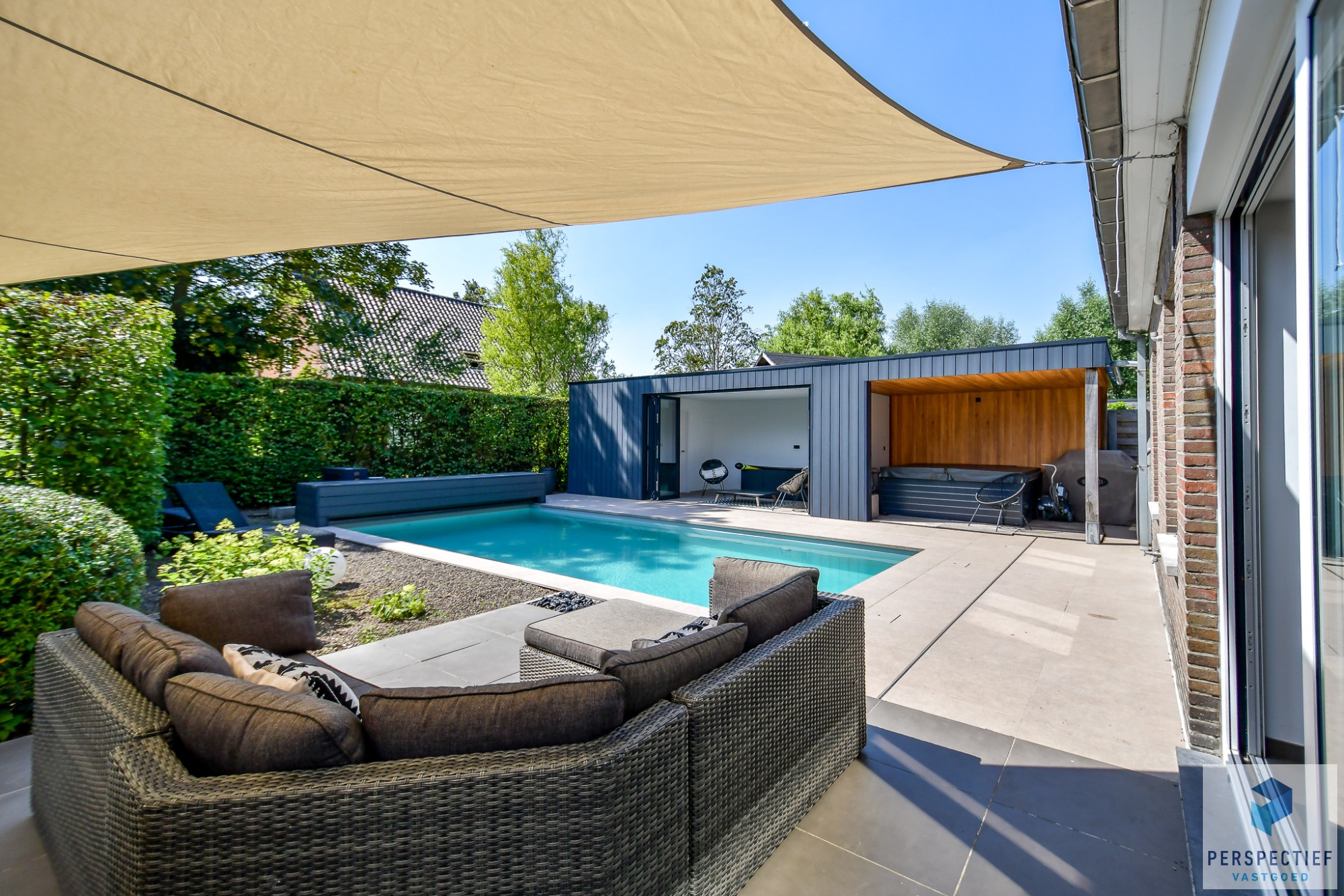 Ruime (254m²) instapklare gezinswoning met 4 slaapkamers, zwembad en poolhouse - foto 4