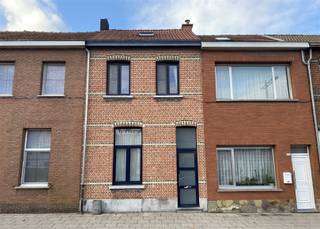 Aangename woning met leuke tuin, gelegen in een toegankelijke buurt dichtbij openbaar vervoer en winkels!Indeling:Bij het binnenkomen van de woning...