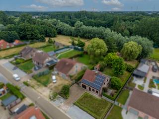 <h2><span>Ruime gezinswoning met 4 slaapkamers, weide en paardenstal</span></h2>
<p><span>Deze ruime woning biedt een unieke combinatie van comfortabel wonen, veel bergruimte en tal van mogelijkheden voor dierenliefhebbers of wie graag geniet van ruimte rondom zich.</span></p>
<p><span>Op het gelijkvloers kom je binnen in de woonkamer, die aansluit op de eetkamer en de keuken. Vanuit de keuken heb je toegang tot de veranda, waar je het hele jaar door kunt genieten van het uitzicht op de tuin. Via de naastgelegen gang bereik je de garage, de badkamer met douche en lavabo, een apart toilet en de wasplaats.</span></p>
<p><span>Op de eerste verdieping bevinden zich vier volwaardige slaapkamers en een extra toilet, wat zorgt voor een praktische indeling voor het hele gezin.</span></p>
<p><span>Via een klaptrap bereik je de zolder. Deze ruimte biedt nog heel wat mogelijkheden en kan naar wens verder worden ingericht. Hier bevindt zich tevens de ventilatie D-installatie.</span></p>
<p><span>De woning is volledig onderkelderd, wat zorgt voor een uitzonderlijke hoeveelheid opslagruimte. In de kelder bevinden zich onder andere de zonneboiler en de mazoutinstallatie.</span></p>
<p><span>Ook op vlak van comfort en energie beschikt deze woning over heel wat troeven. Zo is er een airco aanwezig die eveneens als warmtepomp kan worden gebruikt, waardoor je het hele jaar door geniet van een aangenaam binnenklimaat. Daarnaast zijn er zonnepanelen geïnstalleerd, waarvoor nog enkele jaren groenestroomcertificaten van toepassing zijn.</span></p>
<p><span>Buiten geniet je van een ruime tuin met verschillende fruitbomen, een tuinhuis, een paardenstal en een weide. Een bijkomende troef is het recht van overgang, waardoor de weide ook langs de achterzijde bereikbaar is. Dit biedt extra gebruiksgemak voor het houden van dieren, het onderhoud van het terrein of het bereiken van de achterliggende percelen.</span></p>
<p><span>Verder beschikt de woning over een grote regenwaterput van ongeveer </span><strong><span>45 m³</span></strong><span>. Dankzij deze ruime capaciteit beschik je vrijwel altijd over voldoende regenwater en kom je zelden of nooit zonder water te zitten.</span></p>