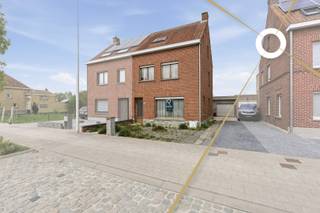 Deze woning biedt heel wat potentieel voor wie op zoek is naar een renovatieproject met sterke troeven. Ze beschikt over een ruime tuin, een praktische garage en een lichtrijke woonkamer met aansluitende keuken. Dankzij de solide structuur en de stevige trap naar de verdieping, vormt dit huis een uitstekende basis om volledig naar eigen smaak af te werken.<br /><br />Daarnaast is er een ruime oprit voorzien, wat extra parkeermogelijkheden biedt. Kortom, een woning waar je nog alle kanten mee uit kan!<br /><br />Voor meer informatie of een plaatsbezoek contacteer Home Hunters via hallo@homehunters.be of op het nummer 057/377.477