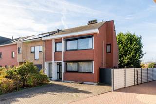 In een rustige en kindvriendelijke omgeving bevindt zich deze aangename en goed onderhouden woning op een perceel van 7,6 are. De woning...