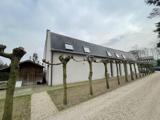 Op de hoek van de Pontstraat en de Philippe de Dentergemlaan vindt u 2 kantoorgebouwen, met een gezamenlijke beschikbare kantooroppervlakte van...