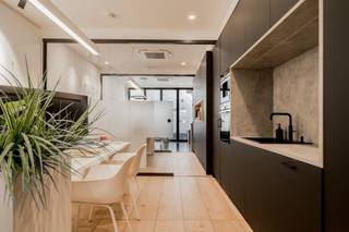 For sale: modern commercial house with duplex apartment in the center of MechelenIn the heart of Mechelen you will find this ready-to-use commercial...