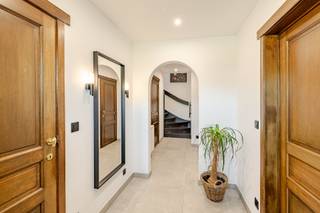 <p><span>Afspraak BEZOEKDAG ENKEL telefonisch via Jari Wante op 0470 211 482.</span></p><p><span> </span></p><p><span>Ontdek deze prachtige lichtrijke woning, pas gerenoveerd en zeer gunstig gelegen op een perceel van 870m². De woning biedt een bewoonbare oppervlakte van 167 m² en is gelegen nabij alle voorzieningen zoals scholen, winkels en openbaar vervoer, en met een vlotte verbinding naar invalswegen. </span></p><p><span> </span></p><p><span>De indeling is als volgt: centrale inkomhal met gastentoilet, gezellige leefruimte met veel lichtinval, vervolgens vinden we de ruime keuken met aanpalende veranda. Op de eerste verdieping vindt u 3 slaapkamers, een bureau en een badkamer die voorzien is van een dubbel badkamermeubel, inloopdouche en tweede toilet. Bovendien beschikt deze woning ook over een ruime zolder en een grote garage met elektrische poort.</span></p><p><span> </span></p><p><span>Een grote troef van deze woning is de sfeervolle tuin waar u kan ontspannen en genieten van de rust. </span></p><p><span> </span></p><p><span>EPC: 208 kWh/m²jaar – Label C</span></p><p><span>Cv op gas (HR-ketel)</span></p><p><span>14 zonnepanelen (5.000 Wpiek)</span></p><p><span>Thuisbatterij 10kw</span></p><p><span>KEI conform</span></p><p><span>RW 7.500l én diepteput</span></p><p><span> </span></p><p><span>Deze woning is een ABSOLUTE TOPPER voor starters, gezinnen of investeerders. </span></p><p><span>VOOR DE SNELLE BESLISSERS!!</span></p><p><span> </span></p><p><span>Alle documenten en plannen zijn raadpleegbaar op de website www.immo-zone.be</span></p><p><span> </span></p>