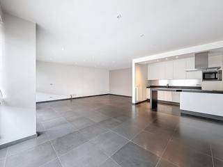 Ce bel appartement est situé près du centre de Deerlijk mais dans une rue calme. L'appartement se compose d'un espace de vie extrêmement...