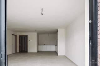 Situé au cœur d'Avelgem, cet élégant appartement de plain-pied nouvellement construit dans la « Residentie Meersenzicht » offre tout ce dont vous avez besoin pour vivre confortablement. Grâce à son excellent emplacement, vous êtes à une courte distance des magasins, des écoles et des liaisons routières importantes.<br /><br />L'appartement comprend un hall d'entrée, des toilettes pour invités, un espace de vie avec cuisine entièrement équipée, une buanderie, une chambre à coucher, une salle de bains avec double lavabo et douche à l'italienne. Terrasse de 3,70m².<br /><br />Caractéristiques :<br />Efficacité énergétique (niveau E = 45)<br />Chauffage par pompe à chaleur air-eau et chauffage par le sol<br />Système de ventilation de type D<br />Abri à vélos commun<br />Possibilité d'acheter une place de parking en option<br /><br />Avec une surface habitable de 92 m², cet appartement offre un équilibre parfait entre confort et fonctionnalité. Grâce à son efficacité énergétique, vous bénéficierez de faibles coûts énergétiques et d'une expérience de vie agréable.<br /><br />Prix : hors TVA, enregistrement et frais supplémentaires.<br /><br />Plus d'informations ou une visite ? Contactez Marthe Vandevelde : 0477 63 78 97