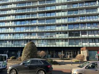 Dit recent gerenoveerde appartement bevindt zich vlakbij een park, openbaar vervoer, winkels, scholen...in het bruisende Merksem. We betreden...