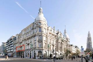 Dit casco-appartement is ondergebracht op de eerste verdieping in een historisch gebouw genaamd "Hansa Huis" opgetrokken in neo-barokstijl in 1901.<br /><br />Een inkomhal met separate toiletten leiden u naar een ontvangstruimte. Vervolgens is er royale open ruimte met hoge plafonds en fraai zicht op het Steen en de Schelde. Aansuitend heeft u een balkon. Het appartement beschikt verder nog over twee grote ruimtes en een keuken. Er bestaat een mogelijkheid om de ruimte in te delen in een ruim drie-slaapkamerappartement.<br /><br />Er bestaat een mogelijkheid tot een uitbreiding met 211m2. <br /><br />Parkeerfaciliteiten worden apart te koop aangeboden. <br /><br />Het betreft een uniek object gelegen op absolute toplocatie!