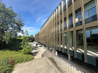 Moderne kantoorruimte van 175 m² te huur op de eerste verdieping van het stijlvolle kantoorgebouw D-One in Kortrijk. Deze instapklare kantoorruimte...