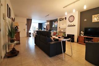 <p><span>Centraal gelegen, gelijkvloers 1-slaapkamerappartement, op wandelafstand van alle winkels, ontspanningsmogelijkheden, apotheken, etc... Omvat: inkom, grote leefruimte met lichtinval, eetplaats en ingerichte keuken. 1 slaapkamer, badkamer met inloopdouche en wastafel, technische ruimte voor wasmachine/droogkast. Terras en tuin aanwezig, alsook garage. </span></p>