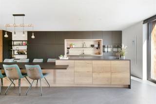 <p>Op zoek naar een ruime en hoogtechnologische woning met een prachtig uitzicht op de Vlaamse Ardennen? Deze kwalitatief gebouwde woning (2011) combineert comfort, luxe en energiezuinigheid.</p><p>Belangrijkste troeven:</p><p>Energiezuinig gebouwd met geothermische verwarming en een regenwaterput van 10.000l (aangesloten op de toiletten).<br />Domoticasysteem via draadloos protocol voor een slimme woonervaring.<br />Goederenlift die alle verdiepingen met elkaar verbindt.<br />Ruime leefruimte met grote raampartijen en aansluitend terras met panoramisch vergezicht.<br />Tuinkamer achteraan de tuin, momenteel ingericht als home-office, ideaal ook als extra leefruimte.<br />Jacuzzi voor ontspanning met zicht op de tuin.<br />4 slaapkamers en 2 badkamers, waarvan de masterbedroom beschikt over een en-suite badkamer met dubbele douche.<br />Hoogwaardige afwerking met zeer kwalitatieve materialen.</p><p>Ligging: Deze woning bevindt zich in Gavere, in een rustige en groene omgeving, met een magnifiek uitzicht over de Vlaamse Ardennen.</p><p><br /> </p>