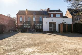 <p>Op een uitstekende commerciële ligging langs de Brusselsesteenweg, in het centrum van Zemst, bevindt zich deze karaktervolle en uitzonderlijk veelzijdig eigendom op een prachtig perceel van 14a91ca.<br /><br />Het pand combineert een ruime handelsruimte op het gelijkvloers met een comfortabele woonst op de verdiepingen, waardoor het tal van mogelijkheden biedt voor zowel privégebruik als professionele activiteiten. Momenteel is het gelijkvloers volledig ingericht als restaurant, maar de ruimte kan eenvoudig worden aangepast aan andere commerciële of zelfstandige activiteiten.<br /><br />Via een aparte ingang bereikt u het woongedeelte, dat bestaat uit twee ingerichte slaapkamers, een bureauruimte, een gezellige leefruimte, een geïnstalleerde keuken en een badkamer.<br /><br />Dankzij de indeling en de oppervlakte leent deze eigendom zich perfect voor horeca, een zelfstandige activiteit, praktijkruimte, kantoor, een combinatie van wonen en werken of zelfs een volledige woonfunctie. Het pand biedt hierdoor een grote flexibiliteit en kan ingericht worden volgens de wensen van de nieuwe eigenaar.<br /><br />Achteraan beschikt het pand over een ruime tuin, die grotendeels werd ingericht als parking.<br /><br /><strong><em>TROEVEN<br />- </em></strong>EPC B<br />- Asbestveilig<br />- Lift aanwezig<br />- A+ locatie<br />- Veelzijdig eigendom<br /><br /><strong>Vrij van uitbating bij overdracht.</strong></p>
<p>Benieuwd naar deze opportuniteit? Contacteer ons via 015 68 26 08 of info@imperiavastgoed.be voor meer informatie of een bezoek.</p>