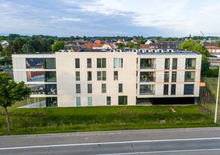 Op een boogscheut van het centrum van Halen en op slechts 3 minuten wandelen van de gekende snuffelmarkt hebben in ons prachtig nieuwbouwproject “Residentie Halon” nog enkele mooie appartementen op verdiep te koop! Appartement A13 bijvoorbeeld is gelegen op verdiep +2 en beschikt over 2 ruime slaapkamers en heeft een aangenaam terras.<br /><br />Ook dit nieuwbouwappartement beschikt over een eigen warmtepomp en PV-panelen om zo uw energiefactuur tot een minimum te beperken. Een groot pluspunt als toekomstige woonst of duurzame en kwalitatieve investering!<br /><br />Voor meer informatie ontvangen we u graag bij ons op kantoor of ter plaatse om dit prachtige project tot in de puntjes toe te lichten. Bel nu Elien Mombaerts op het nummer 0470/38.21.30.