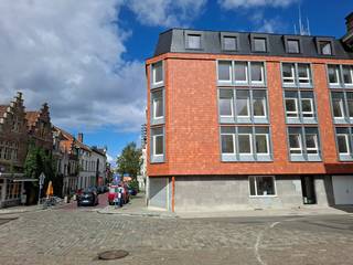 <p>In dit totaal gerenoveerd gebouw met 8 wooneenheden, worden er momenteel meerdere sfeervolle studio's te huur aangeboden. Deze charmante en lichtrijke studio's bieden alle hedendaags comfort én een prachtig uitzicht op het water, het Gravensteen en andere historische gebouwen. <br />De studio's werden gerenoveerd met heel veel aandacht voor duurzaamheid, ecologie en energiezuinigheid!<br />Hier vind je dus de ideale woongelegenheid, als je alleen of als koppel wil genieten van rust en tegelijk alles wat de stad te bieden heeft, binnen handbereik wil hebben!</p>
<p>De studio's zijn instapklaar en bieden een optimaal wooncomfort in een prachtige, zeer gegeerde buurt. De studio's zijn uitgerust met een ingerichte keuken en badkamer (WC, wastafel in meubel en douche).<br />De CV is individueel met warmtepompen (indiv. teller).<br />Elek. en Water: individuele tellers<br />EPC: A<br />HP: 895 euro/maand + provisie gemeenschappelijke kosten 65 euro/maand<br />Interesse? Laat deze buitenkans niet aan je voorbijgaan en neem contact op met Marianne op M 0474882943 of E marianne@devastgoedlink.be</p>