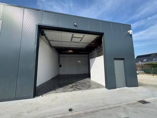 Zoekt u een hoogwaardige en veilige opslagruimte met uitstekende toegankelijkheid en basisvoorzieningen? Deze perfect onderhouden loods, uitsluitend bestemd voor stockage, is per direct beschikbaar.Voorzien van een grote elektrische sectionale poort met royale afmetingen van 4,50 meter x 3,95 meter, wat vlotte in- en uitlading garandeert.Uitgerust met drijfkracht , naast de standaard elektrische aansluitingen.Sanitaire voorzieningen zijn aanwezig op de site.De site is voorzien van een professioneel camerasysteem ter waarborging van de veiligheid van uw goederen.Deze unit is strikt bestemd voor opslag en/of stalling en is niet geschikt voor productie, detailhandel of kantooractiviteiten.De kosten voor elektriciteit zijn inbegrepen in de huurprijs (forfaitair).Er wordt een huurwaarborg van 3 maanden huur gevraagd.De onroerende voorheffing is ten laste van de huurder en wordt forfaitair verrekend als een bedrag gelijk aan 1 maand huur per jaar.Prijzen excl. BTWBent u op zoek naar bedrijfsvastgoed bestaande uit een opslagplaats te huur in Middelkerke? Aarzel dan zeker niet om contact op te nemen voor meer informatie of een bezoek ter plaatse.