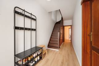 <p>In de Koornbloemwijk in Wilrijk, een rustige en gezellige buurt waar buren elkaar nog kennen, ligt deze fijne gezinswoning aan de Zilvervosstraat 6. Het is zo’n plek waar je rustig woont, maar toch alles vlakbij hebt: scholen, winkels, openbaar vervoer en vlotte verbindingen richting stad. Ideaal voor wie graag thuiskomt in alle rust, zonder afgelegen te wonen.</p><p><br /></p><p>Je stapt binnen in een ruime inkomhal die meteen de toon zet. De authentieke trap en deuren geven het huis karakter en zorgen voor die warme, vertrouwde sfeer. Van hieruit wandel je door naar de leefruimte, maar je kan ook via de keuken binnen — handig in het dagelijkse leven.</p><p>De leefruimte is ruim en gezellig, met een mooie schouw als blikvanger. Een plek waar je ’s avonds samenkomt, gasten ontvangt of gewoon even tot rust komt. Aansluitend ligt de eetruimte en de praktische keuken, met daarnaast een veranda die extra licht binnenbrengt en uitkijkt op de tuin.</p><p>Die tuin is ruim en onderhoudsvriendelijk, perfect om er een gezellig terras van te maken. Achteraan is er nog een bergruimte met lounge, ideaal als extra opslag, hobbyplek of gewoon een rustige hoek om te ontspannen.</p><p>Boven zijn er drie slaapkamers en een badkamer, precies wat je nodig hebt voor een comfortabel gezinsleven, met ruimte voor iedereen.</p><p><br /></p><p>Ook technisch zit je hier goed: het dak werd vernieuwd in 2020, de buitengevel geïsoleerd in 2024, de elektriciteit is conform en met een EPC B woon je hier energiezuinig en zorgeloos.</p><p><br /></p><p>Een warme woning in een fijne wijk, waar je je snel thuis voelt en waar nog veel mooie momenten kunnen ontstaan.</p>