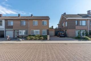 <strong>Gunstig gelegen instapklare woning met 2-3 slpks en garage</strong><br /><br /><strong>Rustig en kindvriendelijk gelegen</strong> op fietsafstand van scholen, winkels en openbaar vervoer. Met een vlotte bereikbaarheid naar de autostrade E34 Antwerpen - Eindhoven.<br /><br />Deze <strong>instapklare woning </strong>werd steeds zeer goed onderhouden en bestaat uit een inkomhal, aangename leefruimte op tegelvloer, een volledig ingerichte keuken met kookvuur, dampkap, koelkast en oven, marmeren blad en bijhorende grote tafel.<br /><br />Verder op het gelijkvloers een ingerichte badkamer met bad en douche, wastafel en toilet. Een hele gezellige en lichte tuinkamer/veranda met automatische zonnescreen waar het aangenaam vertoeven is. Deze geeft toegang naar de ruime inpandige garage met automatische poort.<br /><br />Op de eerste verdieping treffen we 2 slaapkamers en een derde die momenteel werd ingericht als dressing.<br /><br />Verder een aangename en onderhoudsvriendelijke tuin met zonnig terras en tuinhuisje op het zuidoosten en oprit voor 2 wagens<br /><br />Renovatieplicht van toepassing! F label<br /><br /><strong>Bijzonderheden:<br /></strong>-Instapklaar!<br />-Gunstige ligging<br />-Instapklaar<br />-Rolluiken<br />-Zeer goed onderhouden<br />-Asbestveilig