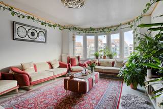 Achter deze klassevolle gevel bevindt zich dit uitermate LICHTRIJK en RUIM appartement (1°V) met 2 SLAAPKAMERS op prachtige locatie & met zicht op...