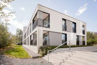 Instapklaar verhuurd (tot mei 2027) appartement met zonnig terras op een zeer gegeerde locatie!

Deze configuratie komt niet vaak voor op deze site; het appartement ligt op de hoek van de bovenste verdieping en heeft zo een zuidwest georiënteerd terras met een mooi uitzicht waar u zeer lang van de zon kunt genieten.

Gebouwd in 2010 en dus volledig in orde op vlak van technieken en energiezuinigheid (EPC label B). Verder afgewerkt met tijdloze materialen zoals eiken parket, aluminium ramen en een kwalitatieve Bulthaup keuken met Miele toestellen.

Topligging nabij het stadscentrum en omgeven door groen (Bourgoyen-Blaarmeersen-Watersportbaan). Door de ligging tussen de kleine ring en de R4 is de site ook ten allen tijde perfect bereikbaar met de auto, fiets of bus. Verder zijn er voldoende winkels op wandelafstand.

Het appartement is gelegen op de bovenste verdieping, de indeling is als volgt; inkomhal met apart toilet, badkamer (bad, douche en lavabo), 2 slaapkamers, leefruimte met open keuken, keukenberging met aansluiting voor was-droogmachine en een overdekt terras.

In de prijs is een kelderberging inbegrepen, autostaanplaats in de kelder is bij te kopen aan 30 000 euro.

Elektriciteit conform.
Verhuurd voor 1175€ per maand tot en met 31 mei 2027.

