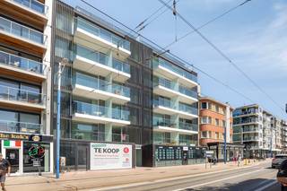 In de nieuwbouwresidentie Coxy-Dunes vinden we deze penthouse (81,52m²) met ruime terrassen (58,4m²) terug.  Residentie Coxy-Dunes is gelegen op een uiterst centrale ligging in het centrum van Koksijde-Bad, op enkele passen van zee. De afwerking is nog volledig zelf te kiezen!<br /><br />INDELING<br />> 6de verdieping: inkomhal - slaapkamer 1 met toegang tot het terras - badkamer met inloopdouche - apart toilet - slaapkamer 2 - grote leefruimte met eet- en zitplaats en toegang tot het terras aan te straatkant (zuidgericht!) - open geïnstalleerde keuken met toegang tot het terras achteraan - berging met aansluiting wasmachine. <br /><br />> Op het gelijkvloerse of in de kelderverdieping is er de mogelijk een staanplaats of garage aan te kopen. Tevens is er een gemeenschappelijke fietsenstalling aanwezig!<br /><br />TROEVEN<br />+ Centrale ligging op wandelafstand van de winkels en het strand<br />+ Luxueuze afwerking: parketvloeren, vloerverwarming, ...<br />+ Mogelijkheid tot aankoop garage/staanplaats<br />+ Verkooprechten op de grondwaarde, 6% btw mogelijk<br /><br />Op zoek naar een (tweede) thuis aan zee? Neem gerust contact op voor meer informatie omtrent dit project. Plannen beschikbaar op www.dewaele.com.<br /><br />In dit nieuwbouwproject is er nog een afgewerkte penthouse (99,30m² met 62,54m² terrassen) beschikbaar, alsook een appartement van maar liefst 170m² met 3 slaapkamers!<br /><br />