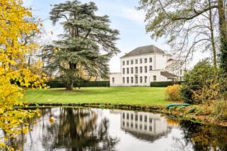 Dit uitzonderlijke kasteeldomein, met bijhorende verhuurde conciërgewoning, is gelegen op een royaal perceel van 12.401 m² en wordt omringd door...