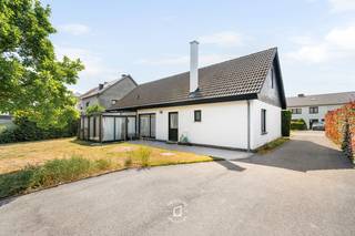 Op een gunstige en centrale ligging in Welle vinden we deze ruime tijdloze woning met een <strong>uitstekende bereikbaarheid. </strong>Winkels, scholen en openbaar vervoer bevinden zich op korte afstand. Ook het station van Denderleeuw is vlot bereikbaar en dankzij de nabijgelegen oprit van de E40, op ongeveer 10 minuten rijden, geniet de woning van een uitstekende verbinding met de omliggende steden en gemeenten. De woning werd doorheen de jaren steeds<strong> goed onderhouden, </strong>maar biedt vandaag de mogelijkheid om gerenoveerd en volledig naar eigen smaak ingericht te worden. Dankzij de ruime indeling en de vele mogelijkheden vormt dit een ideale basis voor wie op zoek is naar een <strong>woning die volledig aangepast kan worden aan de eigen wensen en behoeften.</strong> <strong>Op het gelijkvloers </strong>beschikt de woning over een inkomhal, een ruime en lichtrijke leefruimte, een keuken, berging/wasplaats, veranda, bureau, slaapkamer en extra bergruimte. Op de eerste verdieping bevinden zich een ruime nachthal en 2 bijkomende slaapkamers. Ook de buitenruimte biedt heel wat troeven. De woning beschikt over <strong>een ruime garage met plaats voor twee wagens, een brede oprit, voortuin, terras en een grote tuin met vijver. </strong>Hierdoor is er zowel binnen als buiten voldoende ruimte om er een aangename en comfortabele thuis van te maken. De woning is voorzien van houten buitenschrijnwerk met dubbele beglazing. Bovendien is er <strong>geen renovatieplicht van toepassing. </strong>Een ruime woning met tal van mogelijkheden, een aangename buitenruimte en een uitstekende ligging, ideaal voor wie op zoek is naar een solide bungalow met potentieel. <strong>EPC LABEL D. </strong><br /> 