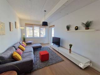 <p><span>Het appartement bevindt zich op dé locatie bij uitstek voor wie houdt van het bruisende stadsleven: vlakbij de Marnixplaats en het Mechelseplein, op wandelafstand van het Zuid en ook het historische stadscentrum bereik je gemakkelijk te voet. Verder kan je hier profiteren van een vlotte verbinding met het openbaar vervoer en het velo-deelsysteem en met de auto bereik je de snelweg in enkele minuten. Een toplocatie voor de stadsmus die houdt van een goede bereikbaarheid. </span></p><p><span> </span></p><p><span>Het gemeubelde appartement bevindt zich op de tweede verdieping van een nieuwbouwproject uit 2013. Het is gelegen aan de achterzijde, waardoor het hier uiterst rustig vertoeven is en je haast vergeet dat je hier in hartje Antwerpen zit. Het is volledig in orde en behaalt een uiterst gunstige EPC-score zodat je hier zonder zorgen je intrek kan nemen. </span></p><p><span> </span></p><p><span>Je komt binnen in de hal, die doorheen het appartement loopt en voor de verbinding zorgt tussen alle aanwezige ruimtes. De 2 slaapkamers zijn 21 m² en 8 m² groot en hier tegenover bevindt zich de badkamer (4,5 m²), die voorzien is van een lavabomeubel, handdoekdroger, douchecabine en wasmachine en droogkast. De wc is apart. De leefruimte met open keuken heeft een mooie oppervlakte van zo’n 32 m² en de keuken is uitgerust met alle hedendaags comfort: kookvuur, dampkap, spoelbak, ingebouwde oven, vaatwasser en frigo met vriesvak. Vanuit de woonkamer heb je toegang tot het gezellige terras (5 m²).</span></p><p><span> </span></p><p><span>De vaste kosten bedragen €50/maand en omvatten minuterie, lift, en onderhoud van de gemene delen. Tot slot staat er nog een ondergrondse autostaanplaats ter beschikking, die extra bij te huren valt voor 150 euro per maand.</span></p><p><span>Bewoonbare opp. 86 m² ref.: bruto vloeropp. EPC-certificaat. Voor meer info of een gratis schatting surf naar <span>www.hansimmo.be</span></span></p><p><span> </span></p>