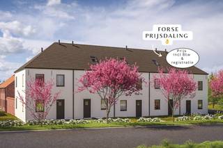 ‼️DU JAMAIS VU ! BAISSE DE PRIX CONSIDÉRABLE pour ces deux dernières maisons neuves exclusives, disponibles et habitable de suite, comprenant 4 chambres à coucher et situées en périphérie, dans un magnifique petit quartier. Prix incluant la TVA, les droits d'enregistrement et la maison entièrement peinte , y compris la superbe chambre mansardée. Le projet et le site sont désormais entièrement achevés.<br /><br />À recommander si vous recherchez une maison entièrement prête à emménager et disponible de suite, un cadre verdoyant et convivial, des gens sympas et un projet de construction neuve de petite envergure et de qualité, construit par un partenaire de confiance. Vous voyez certainement de quoi il s'agit... une entreprise familiale active depuis des années et qui vous met immédiatement en confiance. <br /><br />Un environnement sûr : ici, vous trouverez forcément la tranquillité grâce aux magnifiques vues, aux parterres de fleurs, aux arbres, au ruisseau, aux bancs, aux moutons, ainsi qu’à la nouvelle piste cyclable et piétonne qui vous permettra de rejoindre le centre-ville en à peine 5 minutes. Un emplacement fantastique et chaleureux où il fait bon vivre au calme, avec au total 7 maisons et 8 appartements. <br /><br />N'hésitez pas à venir visiter notre maison témoin. Entièrement prête à emménager, tout est compris dans le prix pour que vous puissiez déménager rapidement et confortablement. Parfaitement préparée pour l'avenir avec les panneaux solaires, le chauffage au sol et une pompe à chaleur air-eau. Indice E 20 en énergie, ce qui vous permet de bénéficier de réductions sur le paiement de votre précompte immobilier pendant les 5 premières années. <br /><br />Vous pourrez immédiatement installer vos meubles de jardin sur la terrasse et dans le jardin pour en profiter pleinement. Le carport privatif et le débarras supplémentaire sont également inclus dans le prix. <br /><br />Toutes les informations, les plans et les prix sont disponibles à notre agence. Nous serons ravis de vous aider dans votre recherche d'un nouveau chez-vous. Appelez-nous dès aujourd'hui au 0475/34.00.40 et demandez Fabienne. <br />