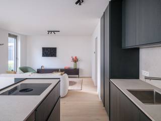 <p>Dit instapklare gelijkvloerse appartement maakt deel uit van de stijlvolle nieuwbouwresidentie Kaai 30, gelegen op een rustige en bijzonder centrale locatie aan de rand van Brugge. Vanuit de residentie geniet u van een aangenaam omgeving langs het water en bevindt u zich tegelijk op korte afstand van het historische stadscentrum.<br /><br />De ligging combineert het beste van twee werelden: rustig wonen, voldoende weg van de toeristische drukte, maar met alle voorzieningen binnen handbereik. Scholen, winkels en openbaar vervoer bevinden zich op wandelafstand. Ook de Grote Markt en ’t Zand zijn vlot bereikbaar. In de nabije omgeving vindt u bovendien meerdere supermarkten, diverse loop- en fietsroutes en een fitness en zwembad op minder dan 1 km van de residentie.<br /><br />Het appartement werd reeds volledig afgewerkt met kwalitatieve materialen en is volledig geschilderd, waardoor het onmiddellijk kan worden betrokken.<br /><br />De indeling omvat een ruime inkomhal met gastentoilet en wastafel, een aangename leefruimte met open keuken, uitgerust met alle hedendaags comfort, en een praktische technische berging. Vanuit de leefruimte heeft u rechtstreeks toegang tot het privatieve terras, dat aansluit op de mooi aangelegde, gemeenschappelijke binnentuin en een aangename plek vormt om tot rust te komen. Verder beschikt het appartement over een badkamer met inloopdouche en dubbele lavabo en twee volwaardige slaapkamers.<br /><br />Als bijkomende troef beschikt de residentie over een ondergrondse parkeergarage, te bereiken via een autolift. Bij het appartement dient een ondergrondse autostaanplaats te worden aangekocht, wat zorgt voor extra comfort en parkeergemak.<br /><br />Een uitstekende keuze voor wie op zoek is naar een kwalitatief, instapklaar appartement op een rustige en centrale locatie in Brugge.<br /><br />Voor verdere informatie of vrijblijvend bezoek contacteer Jana op 0498 10 98 98 of mail naar jana@immax.be.</p>