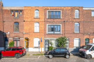 Ontdek nu deze ruime, moderne woning aan de stadsrand van Gent.<br />De woning omvat naast de lichtrijke leefruimte met open keuken, 3 volwaardige slaapkamers en 2 badkamers.<br />Verder geniet je van een diepe, rustige tuin, met uitweg voor fietsen.<br />Extra troef is dat de woning is uitgerust met airco!<br /><br />*huurprijs 1300 euro (inclusief onderhoud van de gasketel en airco)<br /><br />Bezoek? Bel Matthias op 0497/76.84.89<br /><br />