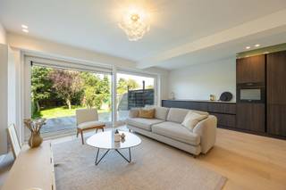 <p><span>Prachtig gerenoveerd gelijkvloers appartement met zonnige tuin. <br />Op zoek naar een instapklare investering in de zuidrand? Zin om nooit meer trappen te doen en te genieten van zomerse BBQ's of gewoon een drankje in de zon? </span></p><p><span>Wij bieden dit leuke gelijkvloers appartment aan waar alles gerenoveerd is. Vloeren, leidingen, elektra,.. <br />Het gebouw werd recent en kwalitatief gerenoveerd zowel esthetisch als energetisch. Geen verrassingen, geen nakende investeringen: U koopt een afgewerkt, energiezuinige unit dat klaar is om te verhuren of bewonen. De energetische renovatie betekent bovendien lagere energiekosten en een toekomstbestendig pand, een argument dat bij huurders én bij een latere doorverkoop almaar zwaarder weegt.</span></p><p><span>Indeling : Inkomhal met berging. Lichte leefruimte met aansluitend een open keuken. Het grote schuifraam nodigt uit om het terras en de tuin te gaan ontdekken. Verder een apart toilet. Een badkamer met inloopdouche en wastafel. Last but not least een ruime slaapkamer. Mooie parketvloeren maken het geheel af. </span></p><p><span>De drie appartementen:</span></p><ul><li><span>Bus 001 €299.000 geraamde huurprijs 1.100/maand</span></li><li><span>Bus 101 €295.000 geraamde huurprijs 1.050/maand</span></li><li><span>Bus 201 €239.000 geraamde huurprijs 875/maand</span></li></ul><p><span> </span></p><p><span><br /></span><span>Het pand wordt tevens aangeboden als één geheel, ideaal voor de investeerder die rendement en gemak combineert. De appartementen zijn ook afzonderlijk te koop aan bovenstaande prijzen. Omdat alles vrij van huurders is, hebt u bovendien alle flexibiliteit: zelf verhuren, één unit zelf betrekken, of later afzonderlijk doorverkopen.<br /><br /><span>george</span><span>@sinjoor.be</span></span><span> of 0472 57 52 95</span></p>