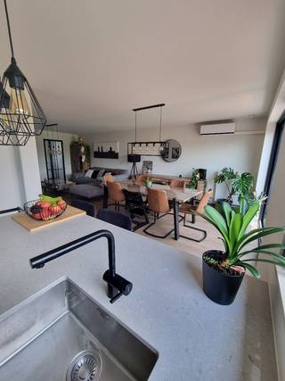 Nieuwe prijs, dezelfde mooie woning! Mis deze opportuniteit niet en plan vandaag nog uw bezoek!<br /><br />Droomt u van een recente woning waar comfort, ruimte en energiezuinigheid perfect samenkomen? Dan is deze prachtige gezinswoning uit 2021 absoluut een bezoek waard. Met een bewoonbare oppervlakte van maar liefst 196 m², een hoogwaardige afwerking en een schitterend, blijvend uitzicht over de velden, geniet u hier elke dag van rust en wooncomfort op topniveau.<br /><br />Bij het binnenkomen wordt u verwelkomd in een ruime inkomhal met ingebouwde vestiairekast en gastentoilet. De lichtrijke leefruimte met open keuken vormt het hart van de woning. Dankzij de grote raampartijen vloeien binnen en buiten naadloos in elkaar over en geniet u van een prachtig zicht op de tuin en het omliggende landschap. Aansluitend bevindt zich de praktische inpandige garage.<br /><br />Op de eerste verdieping bevinden zich drie volwaardige slaapkamers, een stijlvolle badkamer met inloopdouche en half vrijstaand ligbad, een apart toilet en een afzonderlijke wasruimte.<br /><br />De tweede verdieping is volledig ingericht als royale master bedroom met op maat gemaakte inbouwkasten. Daarnaast vindt u hier een derde toilet en een praktische berging.<br /><br />De verzorgde tuin beschikt over een tuinhuis en twee terrassen. Op het achterste terras geniet u in alle privacy van de zon en het uitzonderlijke, weidse uitzicht over de velden – een zeldzame troef die deze woning echt bijzonder maakt.<br /><br />Extra troeven:<br />✔ Bouwjaar 2021 – instapklaar en conform de nieuwste normen<br />✔ Uitstekende EPC-score A (EPC 16)<br />✔ Ventilatiesysteem D<br />✔ Airconditioning<br />✔ Hoogrendementsbeglazing<br />✔ Regenwaterput van 10.000 liter aangesloten op wasmachine en 3 toiletten<br />✔ Inpandige garage<br />✔ Rustige ligging met vlotte verbinding naar Gent en de R4<br /><br />Interesse? Plan nu uw bezoek via WhatsApp of bel naar het nummer 0494/93.55.07.<br /><br />