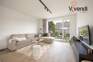 <p><span>Op een rustige locatie, aan de rand van het centrum, vindt u dit stijlvolle en energiezuinige appartement van </span><strong><span>112 m²</span></strong><span>. Gelegen in een kleinschalige residentie combineert deze woonst een hoogwaardige afwerking met optimaal wooncomfort en een uitstekende ligging.</span></p>
<p><span>De lichtrijke leefruimte met gezellige zithoek sluit naadloos aan op de volledig geïnstalleerde eetkeuken en biedt via grote raampartijen toegang tot het </span><strong><span>ruime terras van 20 m²</span></strong><span>, de ideale plek om in alle rust van het buitenleven te genieten.</span></p>
<p><span>Het appartement beschikt over </span><strong><span>twee volwaardige slaapkamers</span></strong><span>, waarvan één met een praktische dressing. De </span><strong><span>volledig geïnstalleerde badkamer</span></strong><span> is uitgerust met een </span><strong><span>inloopdouche, ligbad en kwaliteitsvol badkamermeubel</span></strong><span> en biedt alle comfort voor dagelijks gebruik. Verder zijn er een </span><strong><span>apart gastentoilet</span></strong><span> en een </span><strong><span>aparte wasplaats/berging</span></strong><span>, wat zorgt voor extra gebruiksgemak en opbergruimte.</span></p>
<p><span>Dankzij de </span><strong><span>vloerverwarming</span></strong><span> en de energiezuinige voorzieningen geniet u het hele jaar door van een aangenaam binnenklimaat én een lage energiefactuur. Daarnaast beschikt u over </span><strong><span>twee privatieve parkeerplaatsen</span></strong><span> én een <strong>private berging voor fietsen en vuilnisbakken</strong>, wat het praktische comfort van deze woonst verder verhoogt.</span></p>
<p><span>De rustige ligging aan de rand van het centrum biedt een perfecte balans tussen sereniteit en bereikbaarheid. Winkels, openbaar vervoer en andere voorzieningen bevinden zich op korte afstand, waardoor u geniet van alle comfort binnen handbereik.</span></p>
<p><strong><span>Beschikbaar vanaf 1 september.</span></strong></p>