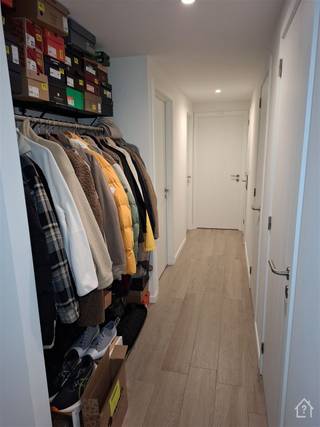 <p>Welkom in dit prachtige, moderne en comfortabele appartement in Lier van 116m². Deze ruime en lichte woning biedt een ideale combinatie van hedendaagse voorzieningen en gezellige leefruimte.</p><p>Het appartement beschikt over drie slaapkamers, een badkamer en een aparte douchekamer. De open keuken is volledig uitgerust en voorzien van een eiland en genoeg werkruimte om culinaire meesterwerken te creëren<br />De woonkamer is een echte blikvanger met grote ramen met een schitterend uitzicht over groene weilanden en de Nete. Dit panorama creëert een serene en ontspannende sfeer, perfect om na een drukke dag tot rust te komen. De warme houten vloeren geven het interieur een uitnodigende warme huiselijkheid.</p><p>U beschikt over een ruim overdekt terras met schuifdeur, bereikbaar vanuit de woonkamer. Hier kan u zalig genieten van rust en mooie uitzichten. Het is een ideale plek voor gezellige momenten met vrienden en familie.</p><p>In de overdekte parking zijn er 2 autostaanplaatsen ter uwe beschikking en ondergronds een ruime berging!</p><p>Aan de rand van de binnenstad woont u hier op een uitstekende locatie, dicht bij alle voorzieningen, winkels, scholen en vervoersverbindingen. De perfecte balans tussen een rustige woonomgeving en snelle woon-/ werkverbinding met het treinstation in onmiddellijke nabijheid.</p><p>Verspeel uw kans niet om dit modern appartement met onvergetelijke uitzichten, gezelligheid en comfort te huren. Bel ons voor voor uw bezichtiging en/of gratis schatting: 0494.12.01.01</p>