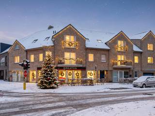 Bij binnenkomst via de inkomhal heb je toegang tot de woonkamer. Het appartement is een oase van licht, met een open, lichtrijke woonkamer die je...