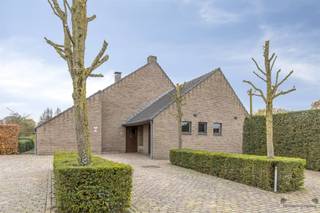 Op een centrale en tegelijk rustige doodlopende straat in het centrum van Geel vinden we deze ruime en uitstekend onderhouden woning. Dankzij...