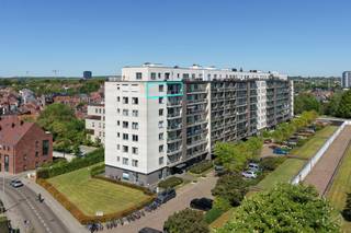 <p><strong>Renovated one-bedroom apartment with beautiful views and parking space in a prime location in Heverlee<br /><br /></strong>Looking for a move-in-ready apartment in an excellent location on the outskirts of Leuven? This attractive and recently renovated one-bedroom apartment is situated on the 7th floor and combines comfort, natural light, peace and quiet with excellent accessibility.<br /><br />The bright living area enjoys a pleasant open view, immediately creating a spacious and tranquil atmosphere. The modern kitchen connects nicely with the living area and offers all the comfort expected for contemporary living. Thanks to the favourable EPC label B and the compliant electrical installation, this apartment is also energy-efficient and ready for worry-free use.<br /><br />An additional asset is the outdoor parking space for the car, included in the sale price. This means you not only enjoy a comfortable apartment, but also practical on-site parking.<br /><br />The location is a true added value: in Heverlee, close to shops, public transport, schools, campuses, sports facilities and all daily amenities. Heverlee station is also within easy reach, while the centre of Leuven is easily accessible by bike, public transport or car.<br /><br />This apartment is ideal for young starters, singles, parents of studying children or investors looking for an interesting income property in a sought-after location.<br /><br />A move-in-ready apartment with strong assets, a favourable energy profile, included parking space and an excellent location near Leuven. Well worth a visit!</p>