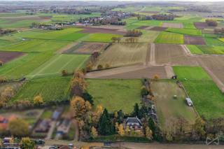 Dans un environnement particulièrement calme et verdoyant à Holsbeek, entouré de paysages ouverts et de larges vues dégagées, nous proposons...
