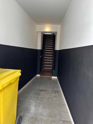 Pal in het centrum gelegen opgefrist appartement (1ste verdiep - geen lift) omvat aparte inkomhal op het gelijkvloers voor eventueel fiets...