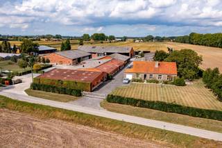 Mooi gelegen hoeve en achterliggende gronden te koop te Kaprijke.De hoeve heeft een landbouwfunctie en bestaat uit een bedrijfswoning en ruime...