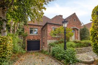 Uiterst unieke villa op een autoluwe en groene locatie net buiten de ring van Tienen, met maar liefst 261 m² bewoonbare oppervlakte, 2 slaapkamers (uitbreidbaar tot 4), een volledige kelderverdieping met garage en een prachtig aangelegde tuin omgeven door groen en bomen. EPC-label D – Watertoets A/A.<br /><br />Het gelijkvloers omvat een inkomhal, een apart toilet, een zeer ruime en lichtrijke woonkamer, een keuken en een veranda met prachtig zicht op de landelijk aangelegde tuin.<br /><br />Via de nachthal bereikt u eveneens een ruime slaapkamer en de badkamer.<br /><br />De traphal geeft toegang tot de eerste verdieping, waar zich momenteel een tweede slaapkamer en een ruime dressing bevinden. De woning beschikt vandaag over 2 slaapkamers, maar biedt mits enkele aanpassingen de mogelijkheid om dit aantal uit te breiden tot **4 slaapkamers**.<br /><br />Een bijkomende troef is dat de villa volledig onderkelderd is. Deze kelderverdieping biedt bijzonder veel bergruimte en omvat onder andere een inpandige garage.<br /><br />Ook buiten onderscheidt deze eigendom zich door haar uitzonderlijk groene karakter. De villa wordt rondom omgeven door een landelijk aangelegde tuin met veel groen en volwassen bomen, wat zorgt voor bijzonder veel rust en privacy.<br /><br />Ondanks de rustige en autoluwe ligging geniet de woning van een uitstekende bereikbaarheid. De villa bevindt zich net buiten de ring van Tienen, met het station, de E40, winkels, scholen, restaurants en het openbaar vervoer in de nabije omgeving.<br /><br />Bezoeken zijn uitsluitend mogelijk op afspraak. Een bezoek kan enkel telefonisch worden ingepland via 0496 07 89 48.