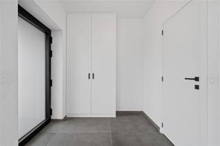 <p>"ABSOLUTE TOPPER" – Afspraak ENIGE BEZOEKDAG ENKEL telefonisch via Randy Remue op 0479/ 99. 99. 90., meer info via Facebook “Remue Randy” – LIKE de pagina en blijf op de hoogte van alle nieuwe woningen. De stukken van de woning zijn te consulteren op www.immo-zone.be. In het landelijke ONKERZELE (Geraardsbergen) ontdekken we deze prachtige woning, gelegen op een toplocatie met scholen, winkels, openbaar vervoer en het station in de directe omgeving. Indeling: Bij het betreden van de woning komen we in een ruime inkomhal met gastentoilet. Deze leidt naar de lichtrijke open leefruimte met aansluitend de eetplaats met volledig uitgeruste moderne keuken met keukeneiland met aansluitend een ruime bergruimte. Dankzij de grote raampartijen geniet de woning van een overvloed aan natuurlijk licht en een prachtig zicht op het zongerichte terras, de tuin en de achterliggende weides. Op de eerste verdieping bevinden zich drie volwaardige slaapkamers en een extra ruimte die perfect kan ingericht worden als dressing. Daarnaast is er een apart toilet en een badkamer uitgerust met inloopdouche, ligbad en dubbele lavabo. Het tweede verdiep kan volledig naar eigen wens worden ingericht. Enkele afbeeldingen van de tuin werden ter illustratie toegevoegd. Deze woning is een ABSOLUTE TOPPER voor wie op zoek is naar een instapklare, energiezuinige woning met een rustige en groene ligging. VOOR ZEER SNELLE BESLISSERS!<br />IMMO ZONE RHODELAND – RANDY REMUE – 0479/ 99. 99. 90.</p>
