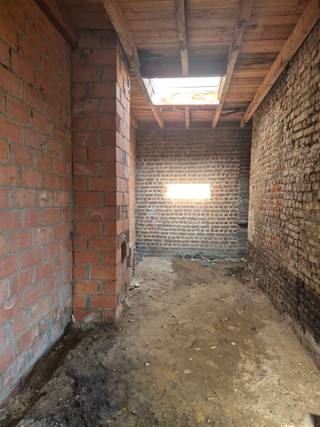 <p><span>Renovatieproject met uniek potentieel op toplocatie!</span></p><p><span>Bent u op zoek naar ruimte en rendement? Dit strategisch gelegen pand biedt ongekende mogelijkheden:</span></p><ul><li><span>Indrukwekkend volume:</span><span> Gelijkvloers van 149 m², uitbreidbaar naar </span><span>> 300 m²</span><span>.</span></li><li><span>Projectkans:</span><span> Ideaal voor een riante gezinswoning of een </span><span>opsplitsing naar 2 woningen</span><span> (mits vergunning).</span></li></ul><p><span>Centrale ligging:</span><span> Direct aan de invalsweg, op wandelafstand van scholen, winkels en openbaar vervoer.</span></p>