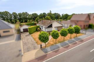<p><span>Charmante, gelijkvloerse woning met 3 slaapkamers, vrijstaande garage en uitzonderlijk ruime, zuidgerichte tuin op een prachtig perceel van 21a38ca in Oudsbergen.</span></p><p><span> </span></p><p><span>ALGEMEEN:</span></p><ul><li><span>Open bebouwing met een praktische en comfortabele gelijkvloerse indeling. Dankzij het ruime perceel en de doordachte opbouw biedt de woning bovendien interessante uitbreidingsmogelijkheden.</span></li><li><span>Vrijstaande garage.</span></li><li><span>Uitzonderlijk ruim perceel van maar liefst 21a38ca.</span></li><li><span>Bouwjaar: 1964.</span></li><li><span>Kadastraal inkomen: €793.</span></li><li><span>Doorheen de jaren steeds uitstekend onderhouden.</span></li><li><span>Verwarming op stookolie.</span></li><li><span>Houten ramen met deels enkele en deels dubbele beglazing.</span></li><li><span>De woning is voorzien van een betonnen dek.</span></li><li><span>Gunstig gelegen op een vlot bereikbare locatie in Oudsbergen, op korte afstand van het centrum van Gruitrode met scholen, winkels, horeca en andere dagelijkse voorzieningen. Bovendien geniet men hier van een groene omgeving met tal van fiets- en wandelroutes en een vlotte verbinding naar Bree, Maaseik, Genk en Peer.</span></li><li><span>De woning is gedeeltelijk onderkelderd.</span></li><li><span>Stedenbouwkundige bestemming: woongebied</span><span> met landelijk karakter / achterkant perceel: </span><span>agrarisch gebied.</span></li></ul><p><span> </span></p><p><span>INDELING:</span></p><p><span>GELIJKVLOERS:</span></p><ul><li><span>Inkomhal met beige tegelvloer en toegang tot alle vertrekken.</span></li><li><span>Ruime en gezellige leefruimte met parketvloer en een ingebouwde Flam-houthaard. De grote raampartijen zorgen voor een aangename lichtinval en geven een ruimtelijk gevoel.</span></li><li><span>Praktisch ingerichte keuken met donkere tegelvloer en eethoek. Uitgerust met anderhalve spoeltafel, kookvuur met dampkap, elektrische oven, koelkast en afwasmachine. Via de keuken bereikt men zowel de sas aan de achterzijde van de woning als de nachthal.</span></li><li><span>Sas met toegang tot de buitenruimte, het gastentoilet, de berging en de kelder.</span></li><li><span>Gastentoilet, volledig betegeld en voorzien van een fonteintje.</span></li><li><span>Ruime berging aan de achterzijde van de woning, voorzien van een spoeltafel.</span></li><li><span>Nachthal met toegang tot alle slaapkamers en de badkamer.</span></li><li><span>Slaapkamer 1 (ca. 16,5 m²), rustig gelegen aan de achterzijde van de woning.</span></li><li><span>Slaapkamer 2 (ca. 13 m²), gelegen aan de zijkant van de woning.</span></li><li><span>Slaapkamer 3 (ca. 13 m²), eveneens gelegen aan de zijkant van de woning.</span></li><li><span>Volledig betegelde badkamer voorzien van wasmeubel met wastafel en ligbad met douchescherm. </span></li></ul><p><span>ZOLDER:</span><span><br />Bereikbaar via de buitenzijde van de woning (achterzijde). De vloer werd voorzien van isolatie op de dallen.</span></p><p><span> </span></p><p><span>KELDER:</span><span><br />De woning is gedeeltelijk onderkelderd.</span></p><p><span> </span></p><p><span>GARAGE:</span><span><br />Vrijstaande garage voorzien van een kantelpoort.</span></p><p><span> </span></p><p><span>BUITENRUIMTE:</span><span><br /><br /></span></p><ul><li><span>Voorzijde:</span><span><br />o Verzorgd aangelegde voortuin met een beklinkerd wandelpad naar de inkom.<br />o Oprit naar de vrijstaande garage met parkeergelegenheid voor meerdere wagens.</span></li><li><span>Achterzijde:</span><span><br />De absolute blikvanger van deze eigendom is zonder twijfel het uitzonderlijk ruime perceel. De zuidgerichte achtertuin biedt optimale zoninval en geniet van een idyllische ligging met vrij uitzicht over de omliggende weilanden. Hier komen rust, ruimte en natuur perfect samen, waardoor u in alle privacy kunt genieten van het buitenleven.</span></li></ul><p><span> </span></p><p><span>Bent u op zoek naar een instapklare gelijkvloerse woning met drie slaapkamers, een vrijstaande garage en een uitzonderlijk ruime tuin op een vlot bereikbare locatie in het groene Oudsbergen? Contacteer ons vandaag nog voor een bezichtiging of meer informatie en ontdek zelf alle troeven die deze eigendom te bieden heeft! </span></p><p><span> </span></p>