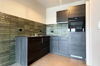 Instapklaar studio-appartement met lift aan de stadsrand naast de Lierse Vesten. Met uitstekend zicht op de Binnennete. Op de vierde verdieping in het Poortgebouw van de Oude Gasfabriek. Vlakbij wandel-, loop- en fietspaden. Kort bij winkels, openbaar vervoer en de Grote Markt.<br />Met o.a. lichtrijke woonkamer met mooi panorama, badkamer met inloopdouche, lavabo en toilet, één ruime slaapkamer, volledig geïnstalleerde open leefkeuken en technische berging met aansluiting voor o.a. WM/DK. Het ruime terras is bereikbaar via woonkamer én slaapkamer. <br />Troeven<br />+ toplocatie<br />+ lift<br />+ snel beschikbaar<br />+ instapklaar<br />+ energiezuinig (EPC-label A)<br />+ beperkte maandelijkse kosten (+ 70 €/maand)<br />Wordt dit appartement uw nieuwe thuis? Bel 0479 01 00 00 of mail naar info@avantivastgoed.be