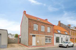 Algemeen bezoekmoment op zaterdag 12/09 om 11h tot 12h. Voorafgaande aanmelding verplicht.<br /><br />Deze ruime woning werd in 2023 volledig gestript en vernieuwd en is helemaal instapklaar. Met 120 m² woonoppervlakte volgens EPC, een tuin, terras én een handige zij-ingang met poortje, biedt deze woning heel wat ruimte en praktische mogelijkheden. Gelegen op enkele minuten van Gullegem, namelijk te Rollegemstraat 1 in Ledegem.<br />Indeling: Inkomhal met vestiairemogelijkheid en gastentoilet, ruime leefruimte met volledig geïnstalleerde Smeg-keuken, berging met technieken en aansluitingen voor wasmachine/ droogkast. Via de leefruimte bereik je het terras en de tuin.<br />Op de eerste verdieping zijn er 2 slaapkamers en een ruime badkamer met toilet, dubbele lavabo en inloopdouche. De bovenste verdieping, bereikbaar via een nieuwe vaste trap, biedt een grote polyvalente ruimte die kan ingericht worden als extra slaapkamer, master bedroom, hobbyruimte of bureau.<br /><br />Technisch<br />- Volledig gerenoveerd in 2023<br />- 120 m² woonoppervlakte volgens EPC<br />- EPC D – geen renovatieplicht<br />- Conforme elektriciteit + attest<br />- Nieuwe Vaillant-doorstromer voor verwarming en water<br />- HR-beglazing<br />- Dak- en vloerisolatie<br /><br />Troeven<br />- Volledig instapklaar<br />- Ruime woning<br />- Tuin + terras<br />- Handige zij-ingang met poortje<br />- 3 slaapkamers<br />- Goede bereikbaarheid<br /><br />Deze advertentie bevat inspirerende renders.<br /><br />Interesse? Schrijf je in voor het algemene bezoekmoment en ontdek deze ruime, volledig vernieuwde woning zelf. Inschrijving is noodzakelijk.