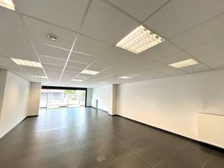 Dit handelspand van 164 m² biedt veel mogelijkheden. De voorzijde is voorzien van een brede etalage die opvalt in het straatbeeld. Verder is er...