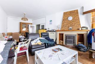 Bent u op zoek naar een gelijkvloers appartement met koer of buitenruimte. Of zoekt u een interessante investering? Dan is dit wellicht wat u zoekt. <br /><br />Het appartement is gelegen op de Boomsesteenweg, vlakbij de A12, ideaal met de verbinding richting Antwerpen en/of Brussel-Mechelen.<br />Het appartement bestaat uit een leefruimte, die zich vooraan bevindt. De badkamer bevindt zich te midden van het appartement. Achteraan tref je de slaapkamer aan en de keuken die doorgang geeft aan de buitenruimte/terras/koer. Kortom, ben je op zoek naar een centraal gelegen appartement met ideale verbinding richting Antwerpen of Brussel-Mechelen, dan is dit mogelijks wat u zoekt. <br />Sterke punten:<br />Gelijkvloers appartement<br />Buitenruimte - koer<br />Centraal gelegen<br />Lijkt dit appartement iets voor u? Maak dan snel een afspraak via One Vastgoed 03/360.85.30